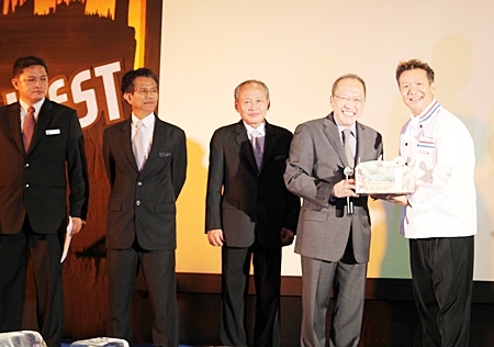 The general manager of Dusit Thani Pattaya, Chatchawal Supachayanont (left) presents a gift of appreciation to Thai culinary celebrity, Chef McDang who graced the resort’s East Meets West dining event.